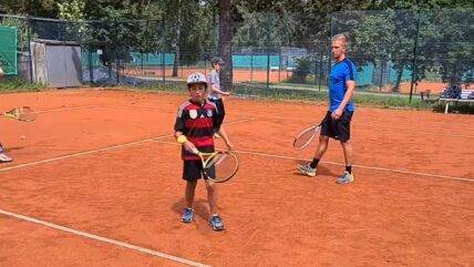Tennisübungen für Anfänger durchführt